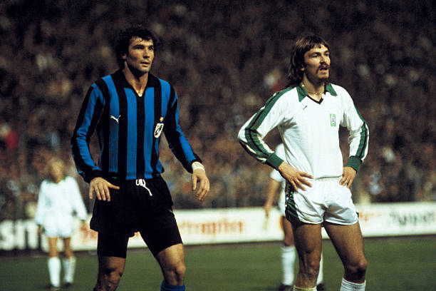 改判有效！维纳尔杜姆单刀过掉门将破门！边裁举旗VAR改判有效！.